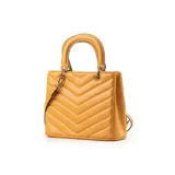 Cartera bandolera color camel de símil cuero soft con diseño acolchado en forma de chevron. Tiene acceso con cierre y broches imantados, correa regulable, herrajes dorados, tres compartimentos y bolsillos internos.