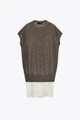 Vestido de punto marrón oscuro, sin mangas y cuello redondo, con un ruedo inferior de encaje blanco.