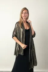 Chal de gasa color negro con lurex dorado y terminación de flecos.