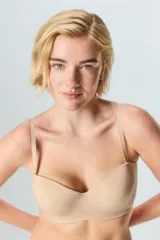 Corpiño strapless de tricot con preformado, aro interno y elástico siliconado en el escote para mayor sostén. Incluye breteles desmontables y prolongador.