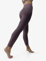 Legging deportivo 7/8 de tiro alto, confeccionado en tejido Shape_Tech compacto y ligero. Presenta un estampado monograma exclusivo en color azul oscuro, con bolsillo oculto en la cinturilla y refuerzo de doble capa en la entrepierna.