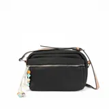 Bandolera negra de tela con correa larga ajustable en color beige. Tiene un bolsillo frontal con cierre y un adorno colgante de cuentas de colores.