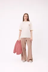 Pantalon de jogging de corte ancho, color negro con rayas laterales blancas. Posee cintura elastizada con cordón de ajuste y logo bordado en la parte frontal.