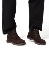 Botas Caterpillar modelo Pursue WP, color marrón, de caña media, confeccionadas en cuero impermeable con cordones, ojales metálicos y suela de goma resistente.