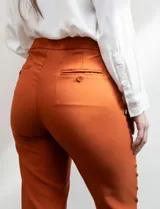 Pantalón de vestir color celeste, de corte recto y largo tobillero. Confeccionado en gabardina elastizada. Marca Zac & Rachel.