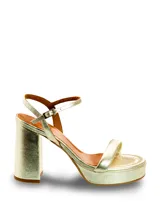 Sandalia alta dorada con plataforma y taco ancho. Posee una tira fina en la parte delantera y una tira ajustable con hebilla en el tobillo.