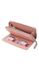 Billetera larga tipo sobre de la marca Lincoln's, confeccionada en material sintético con textura suave en color beige. Presenta un cierre perimetral metálico y el logo de la marca grabado en la parte frontal.