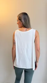 Musculosa deportiva negra de corte holgado, con cuello redondo y aberturas laterales que brindan mayor libertad de movimiento.