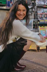 Sweater tejido a mano en lana merino color crudo, con cuello redondo y diseño de abejas bordadas en el frente.