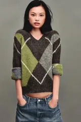 Jersey de cuello pico y manga larga, con estampado de rombos en tonos marrón, verde y gris, y acabados en rib.