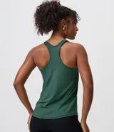 Musculosa deportiva de microfibra perforada en color menta, con escote alto, diseño de espalda nadadora y corte holgado.