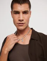 Collar de cuentas esféricas metálicas con baño de oro de 18k, con cierre de tipo hormiga.