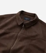 Campera masculina de estilo casual con cuello inglés, cierre frontal por cremallera, bolsillos laterales y ajuste elástico en el bajo. Presenta detalles de recortes en la parte superior delantera.