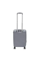 Valija carry on rígida color gris, con diseño texturizado de líneas onduladas, cuatro ruedas multidireccionales y manija telescópica ajustable.