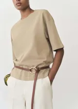 Camiseta de algodón de gramaje grueso, con cuello redondo, manga corta y diseño oversize.