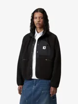 Campera de polar negro con textura de borreguito, cierre frontal con botones a presión y paneles de nylon contrastantes en el pecho. Cuenta con bolsillos laterales con cierre y el logo de la marca aplicado en el pecho.