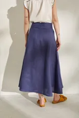 Pollera larga azul de tiro alto, con botonadura frontal y aberturas en el bajo.