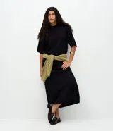 Pollera midi de corte evasé confeccionada en punto, con cintura elástica y caída fluida.