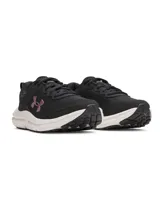 Championes de running Under Armour Charged Assert 10, color negro con detalles en rosado. Presentan una parte superior de malla transpirable con revestimientos de cuero, entresuela Charged Cushioning para mayor amortiguación y suela de caucho macizo.