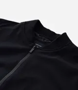 Campera negra de poliéster con cuello mediano, cierre por cremallera, manga larga con ajustes y bolsillos. Cuenta con tecnología repelente al agua.