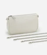 Cartera baguette color marrón con textura croco, asa corta y cadena larga dorada.