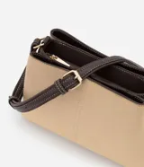 Cartera bandolera de tamaño mediano con diseño bicolor que combina paneles de gamuza sintética en color beige con laterales y correa en cuero sintético marrón oscuro. Cuenta con asa larga ajustable y tres compartimentos internos para organización.