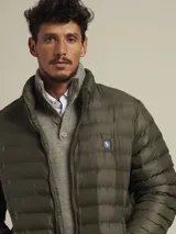 Campera puffer color bordó con cierre frontal y bolsillos laterales con cierre.