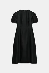 Vestido midi de cuello redondo y manga corta abullonada con terminación elástica. Presenta un diseño de corte entallado en el torso con falda evasé y cierre de cremallera oculta en la espalda.