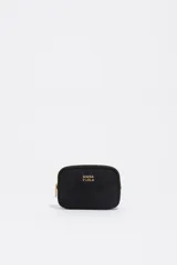 Monedero compacto Bimba y Lola confeccionado en nylon negro, con cierre de cremallera y logo de la marca estampado en letras doradas en el frente.
