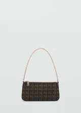 Bolso marrón con estampado de logos y asa de cadena dorada.