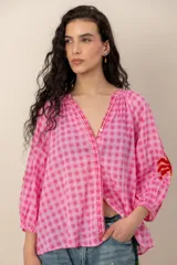 Camisa de manga larga con estampado a cuadros vichy en tonos azul y lila, escote en V y detalles bordados en el cuello, la botonera y las mangas.
