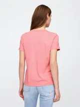 Remera de algodón de corte clásico, con cuello redondo y mangas cortas, en color verde menta.