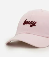 Gorra de sarga de algodón, con ala curva y bordado frontal en relieve con la palabra “Busy”.