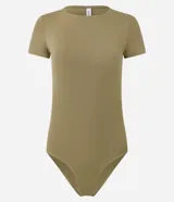 Body de poliamida color topo, con cuello redondo, mangas cortas y cierre en la entrepierna. Diseño ajustado al cuerpo.