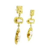 Par de aros colgantes con piezas de bronce texturizado y perlas barrocas.