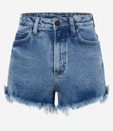 Short de jean de tiro alto estilo hot pants, con diseño ajustado, trabillas en la cintura y terminación deshilachada en el bajo.