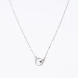 Collar plateado con dije circular y detalle de barra.