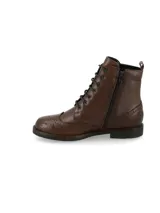 Botineta acordonada de cuero napa color marrón oscuro, con diseño estilo Oxford y detalles brogue en la puntera y los laterales.