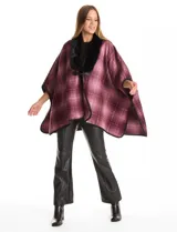 Ruana de tejido soft con estampado a cuadros en tonos rosados y violetas. Presenta un cuello con aplique de piel sintética negra y cierre frontal mediante botón tipo trenca.