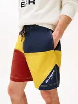 Shorts de nailon con diseño color block en rojo, amarillo y azul marino. Cuenta con dos bolsillos en la cintura y logo de Tommy Hilfiger en el bajo y la parte trasera.