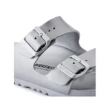 Sandalias Birkenstock Arizona Eva color gris plata, con dos correas ajustables y plantilla anatómica. Fabricadas en goma EVA, material ligero, elástico, resistente al agua y respetuoso con la piel.