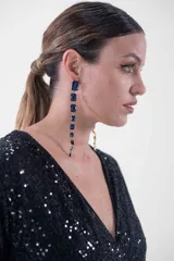 Mono largo negro con lentejuelas, escote en V cruzado, mangas largas y corte ajustado.