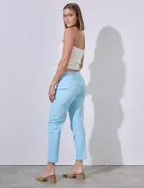 Pantalón celeste de gabardina elastizada, corte recto y largo al tobillo.