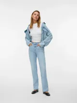 Jeans straight de tiro alto en color celeste lavado, con diseño clásico de cinco bolsillos y cierre frontal con botón y cremallera.