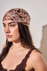 Bandana color marrón con estampado de estilo paisley y motivos florales en color blanco.