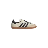 Championes Adidas Samba OG en color blanco crema, con las clásicas tres tiras laterales en negro, puntera de gamuza en tono tostado y suela de goma de estilo retro.