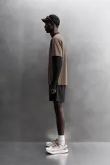 Camiseta deportiva color naranja confeccionada en tejido técnico, ligero y elástico. Tiene cuello redondo, mangas cortas y logo estampado.