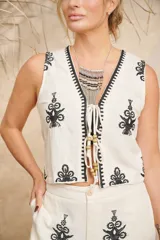 Collar de flecos elaborado con cadenas finas y mostacillas en tonos plateado y negro, con diseño colgante tipo babero.