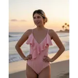 Malla enteriza de lycra color rosado, con diseño acanalado, escote en V y volado cruzado desde el hombro hasta la cadera. Cuenta con tirantes finos ajustables.
