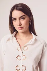 Camisa blanca de algodón con broderie calado en el frente y cuello.